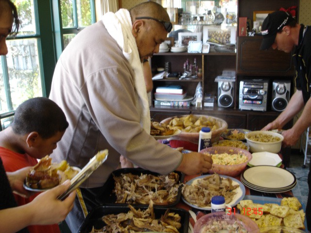 Eating Hāngi 